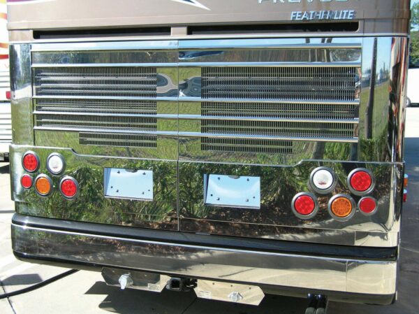 M3-00915 - Prevost - PANEL - RH VENTED