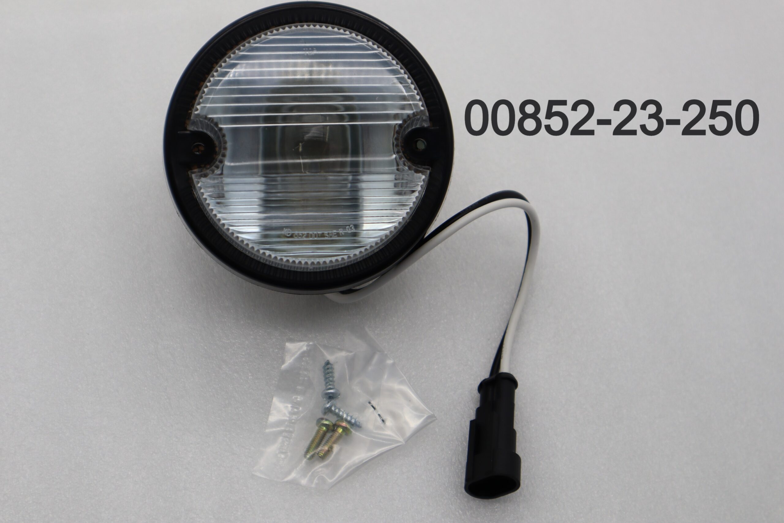 00852-23-250 - Back-up light kit for Navistar International vehicles 4" round with clear lens